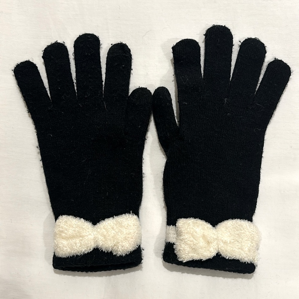 Black and white women’s bow gloves